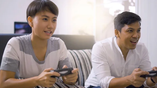 Dva Přátelé Joysticky Hrát Videohry Gauči Doma Stock Obrázky