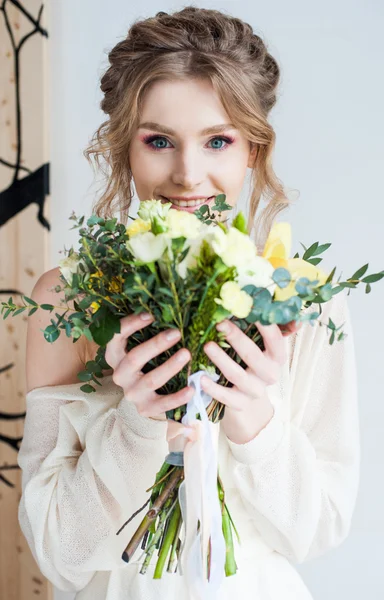 Bella ragazza yong con fiori, sposa — Foto Stock