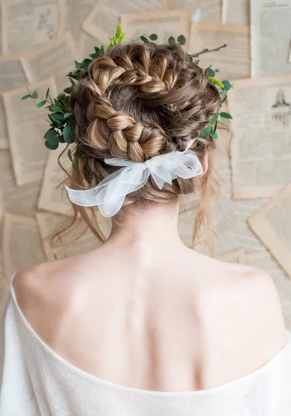 Schöne Yong-Mädchen mit Blumen, Braut — Stockfoto