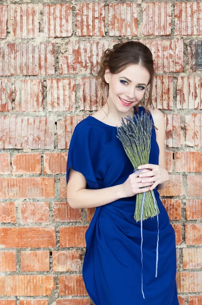 Hermosa chica con flor, sonriendo —  Fotos de Stock