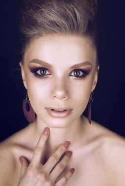 yaratıcı saç modeli ile son moda kadın