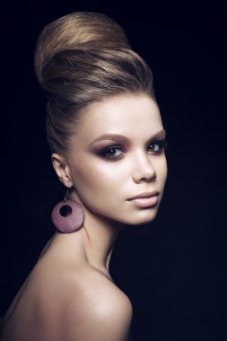 yaratıcı saç modeli ile son moda kadın