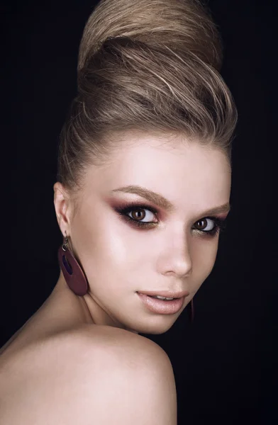 yaratıcı saç modeli ile son moda kadın