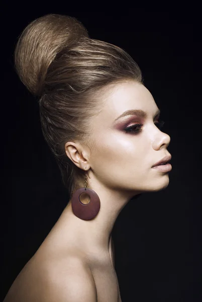 Femme à la mode avec coiffure créative — Photo