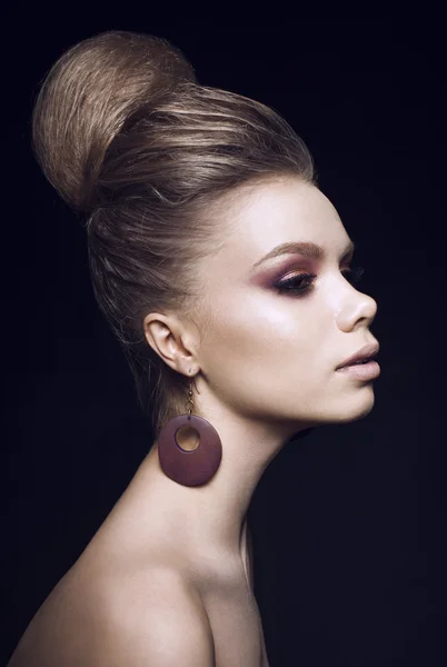 Trendfrau mit kreativer Frisur — Stockfoto