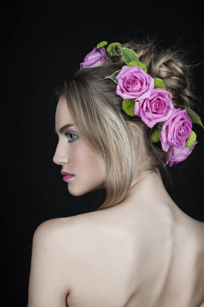 Schöne Frau mit einem Blumenkranz auf dem Kopf — Stockfoto