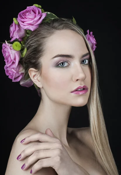 Güzel bir kadınla bir çelenk çiçek başında