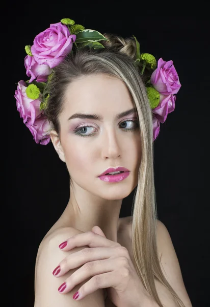 美丽的女人，用花朵在她头上的花环 — 图库照片
