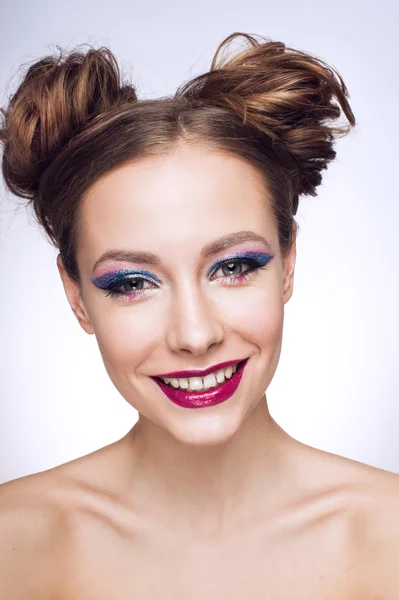 Trendige Frau mit kreativer Frisur. luxuriöse verträumte Frau mit hellem Make-up — Stockfoto