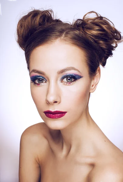 Trendige Frau mit kreativer Frisur. luxuriöse verträumte Frau mit hellem Make-up — Stockfoto