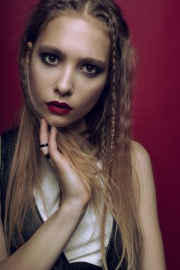 Güzel kız, tabaklanmış model,