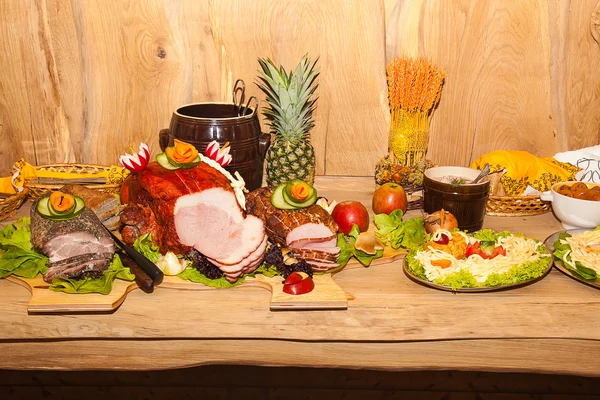 Muita comida na mesa. — Fotografia de Stock