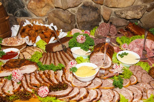 Muita comida na mesa. — Fotografia de Stock