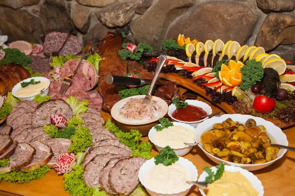 Muita comida na mesa. — Fotografia de Stock