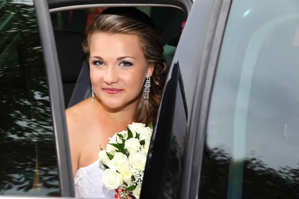 Невеста в машине — стоковое фото