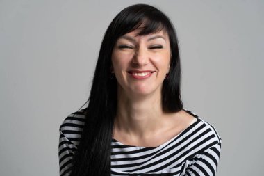 Esmer kız kamerada surat yapıyor.