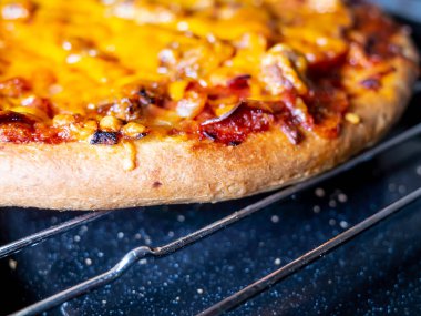 Geleneksel bir ingiliz akşam yemeği olan kara kurbağasının yukarıdan aşağıya bakışı. hamura bulanmış sosisler, yeşil bezelyeler, doğranmış savoy lahanası, karnabahar çiçekleri ve patatesler.