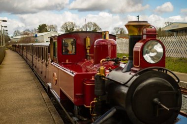 Wroxham, Norfolk, İngiltere - 17 Mart 2019. Wroxham tren istasyonuna gelen Bure Valley buharlı treninin resimli bir fotoğrafı. Şoför ve ilk vagona özel olarak odaklanmış..
