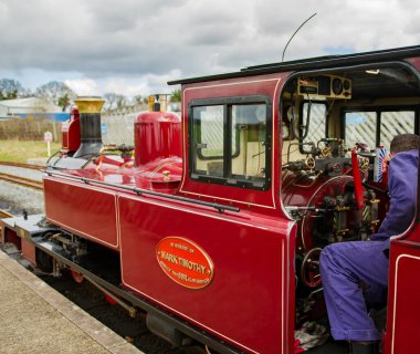 Wroxham, Norfolk, İngiltere - 17 Mart 2019. Wroxham ve Hoveton tren istasyonlarındaki Bure Valley Demiryolu 'ndaki Mark Timothy buharlı lokomotifinde çalışan bir mühendisin resimli fotoğrafı.