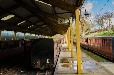 Aylsham, Norfolk, İngiltere - 17 Mart 2019. Aylsham tren istasyonundaki Bure Valley tren hattında 2 ve 3 numaralı platformların resimli bir resmi.
