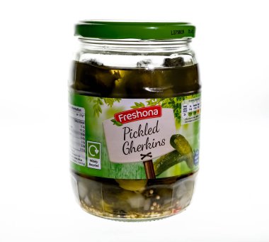 Norwich, Norfolk, İngiltere - 19 Aralık 2020. Bramwell 'in bir kavanoz dolusu turşuyu ve pancar dilimlerini ahşap doğrama tahtasına damgaladığı resimli bir fotoğraf. 