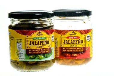 Norwich, Norfolk, İngiltere - 20 Aralık 2020. Bir şişe Nivea Yoğun ve besleyici kremin beyaz arka planda resmedilmiş resmi.