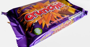 Norwich, Norfolk, İngiltere - 24 Aralık 2020. Düz beyaz bir arkaplanda çoklu çikolata paketi olan Cadbury Crunchie 'nin resimli editör fotoğrafı.