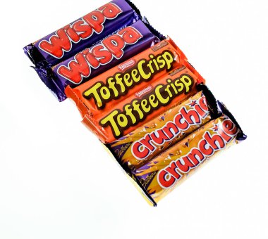 Norwich, Norfolk, İngiltere - 24 Aralık 2020. Düz beyaz bir arkaplanda çoklu çikolata paketi olan Cadbury Crunchie 'nin resimli editör fotoğrafı.