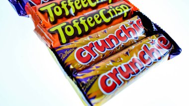 Norwich, Norfolk, İngiltere - 24 Aralık 2020. Düz beyaz bir arkaplanda çoklu çikolata paketi olan Cadbury Crunchie 'nin resimli editör fotoğrafı.