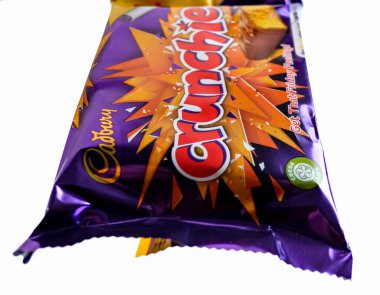 Norwich, Norfolk, İngiltere - 24 Aralık 2020. Düz beyaz bir arkaplanda çoklu çikolata paketi olan Cadbury Crunchie 'nin resimli editör fotoğrafı.
