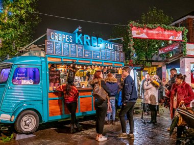 York, İngiltere, - 23 Kasım 2019. York 'taki Noel pazarında aç Noel alışverişçilerine krep satan sokak satıcılarının resimli bir fotoğrafı.