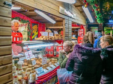 York, İngiltere, - 23 Kasım 2019. Noel alışverişçilerinin York 'taki Noel pazarındaki bir sokak satıcısından pasta alırken çekilmiş resimli bir fotoğraf.