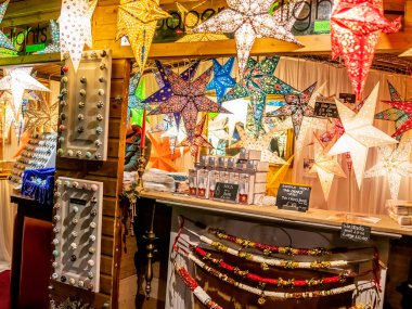 York, İngiltere, - 23 Kasım 2019. New York 'taki Noel pazarında satılık sokak satıcılarından biri olan ve aralarında aydınlatılmış yıldızların da yer aldığı bir Noel süslemesinin resimli bir resmi.