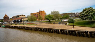 Great Yamouth, Norfolk, İngiltere - Haziran 12019. Bure Nehri 'nin aşağısındaki Büyük Yarmouth şehir merkezindeki köprüde çekilen kuzey manzarasının resimli bir resmi.