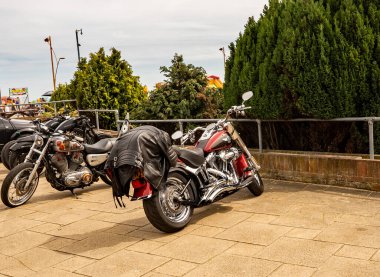Great Yamouth, Norfolk, İngiltere - Haziran 12019. Güneşli bir öğleden sonra, Harley Davidson motorsikletlerinin Büyük Yarmouth sahili boyunca parkettiği resimli bir fotoğraf.