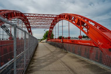 Norfolk 'un Büyük Yarmouth kasabasındaki Bure Nehri üzerindeki demir köprü.