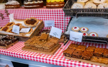 Derbyshire, İngiltere - 26 Kasım 2019. Seçici odak noktasının resimli bir resmi tepside kırmızı ve beyaz bir masa örtüsü üzerinde kek pişirmek