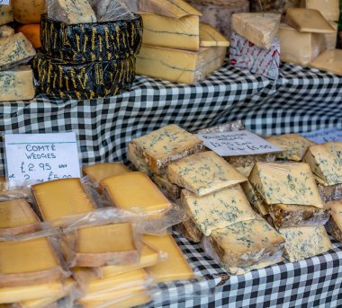 Derbyshire, İngiltere - 26 Kasım 2019. Bir Noel pazarından satın alınabilecek sanatsal peynirlerin seçici odak noktasının resimli bir resmi. 