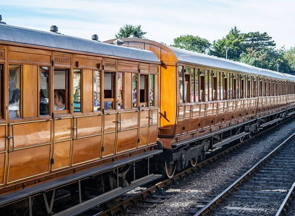 Sheringham, Norfolk, İngiltere - 14 Eylül 2019. Geleneksel bir 1940 'ların ahşap tren vagonunun küçük bir tren istasyonundaki illüstrasyon fotoğrafı.