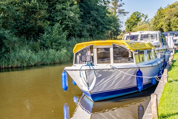 Frente Vista Tradicional Cruzador Motor Norfolk Broads Atracado Rio Formiga — Fotografia de Stock