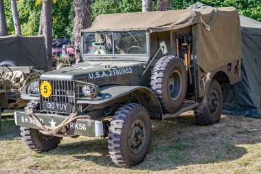  Sheringham, Norfolk, İngiltere - 14 Eylül 2019. 1940 'larda Holt ve Sheringham' da serbest ve her yıl yapılan 40 'lı yılların açılışında sergilenen askeri off-road aracının illüstrasyon fotoğrafı.