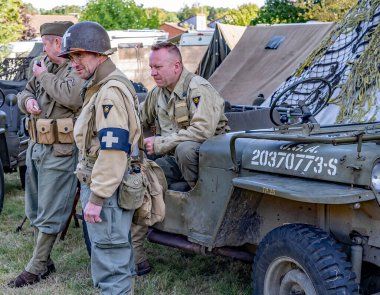  Sheringham, Norfolk, İngiltere - 14 Eylül 2019. 1940 'larda Holt ve Sheringham' da her yıl düzenlenen özgür ve açık hafta sonu için yeniden canlandırma yapmak üzere 1940 'ların Amerikan askerleri gibi giyinen erkeklerin resimli fotoğrafı.
