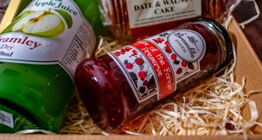 Norwich, Norfolk, İngiltere - 26 Aralık 2020. Sanatçı ve yerel kaynaklı yiyecek ve içecek sepetinin içindeki Ormanın Meyveleri üzerine yakın ve seçici bir fotoğraf.