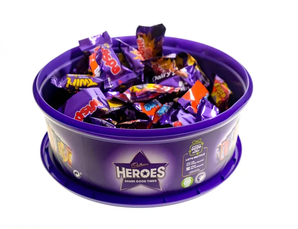 Norwich, Norfolk, İngiltere - 26 Aralık 2020. Cadbury Hero 'nun beyaz arka planda çeşitli çikolatalarından oluşan bir kutunun resimli fotoğrafı.