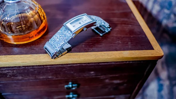 Norwich, Norfolk, İngiltere - 26 Aralık 2020. Ahşap bir dolabın üstündeki, Semente kabuklu bayanların kol saatinin resimli fotoğrafı.