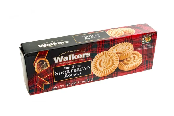 Norwich, Norfolk, İngiltere - 26 Aralık 2020. Saf tereyağlı İskoç kurabiyesi mermilerini sade beyaz arka planda damgalayan bir kutu Walker 'ın resimli fotoğrafı.