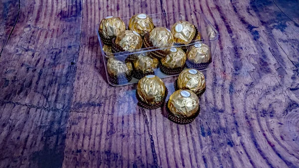 Norwich, Norfolk, İngiltere - 26 Aralık 2020. Tahta arka planda Ferrero Roche 'un lüks çikolatalarının resimli fotoğrafı.