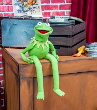 Norwich, Norfolk, İngiltere - 28 Eylül 2019. Konuşan Kurbağa Kermit 'in resimli editör fotoğrafı Norwich' te düzenlenen Norwich Film ve Çizgi Roman Kongresi 'ne katılan misafirleri ağırlayan ahşap bir kutunun üzerine oturdu.