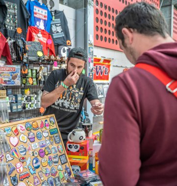 Norwich, Norfolk, İngiltere - 28 Eylül 2019. Norwich 'te düzenlenen nor-Con çizgi roman fuarında, çizgi roman ve filmle ilgili ürünler satan bir erkek tüccarın resimli editörlük fotoğrafı.