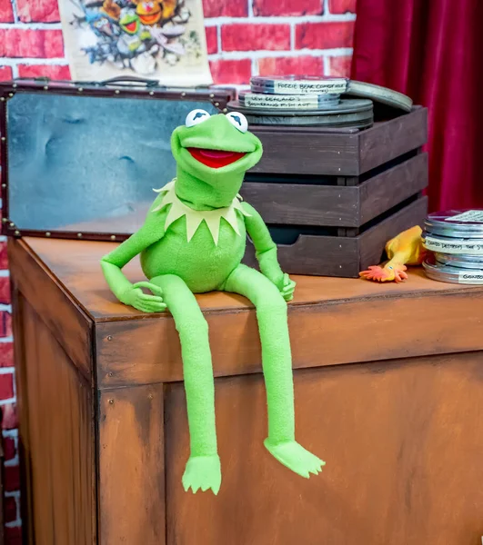 นอร นอร โฟล สหราชอาณาจ นยายน 2019 ปบรรณาธ การภาพประกอบของ Kermit กตากบน — ภาพถ่ายสต็อก